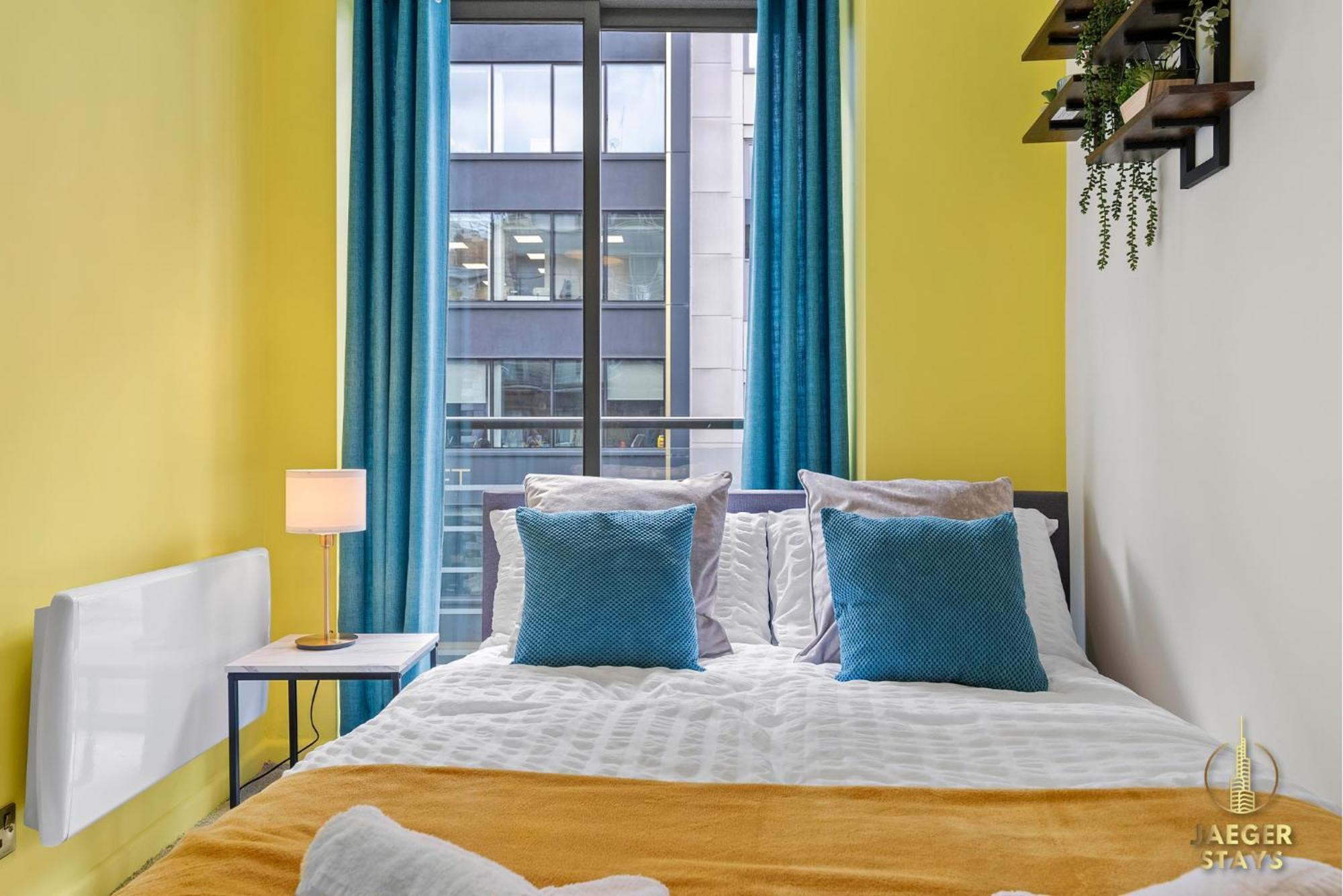 2 Bedroom Greek Street - Sleeps 6 Apartment *