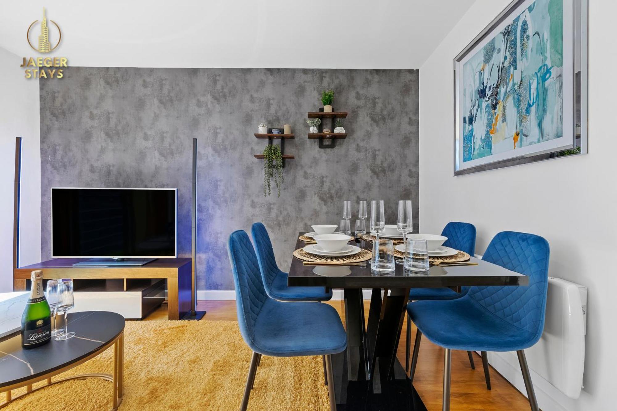 2 Bedroom Greek Street - Sleeps 6 Apartment