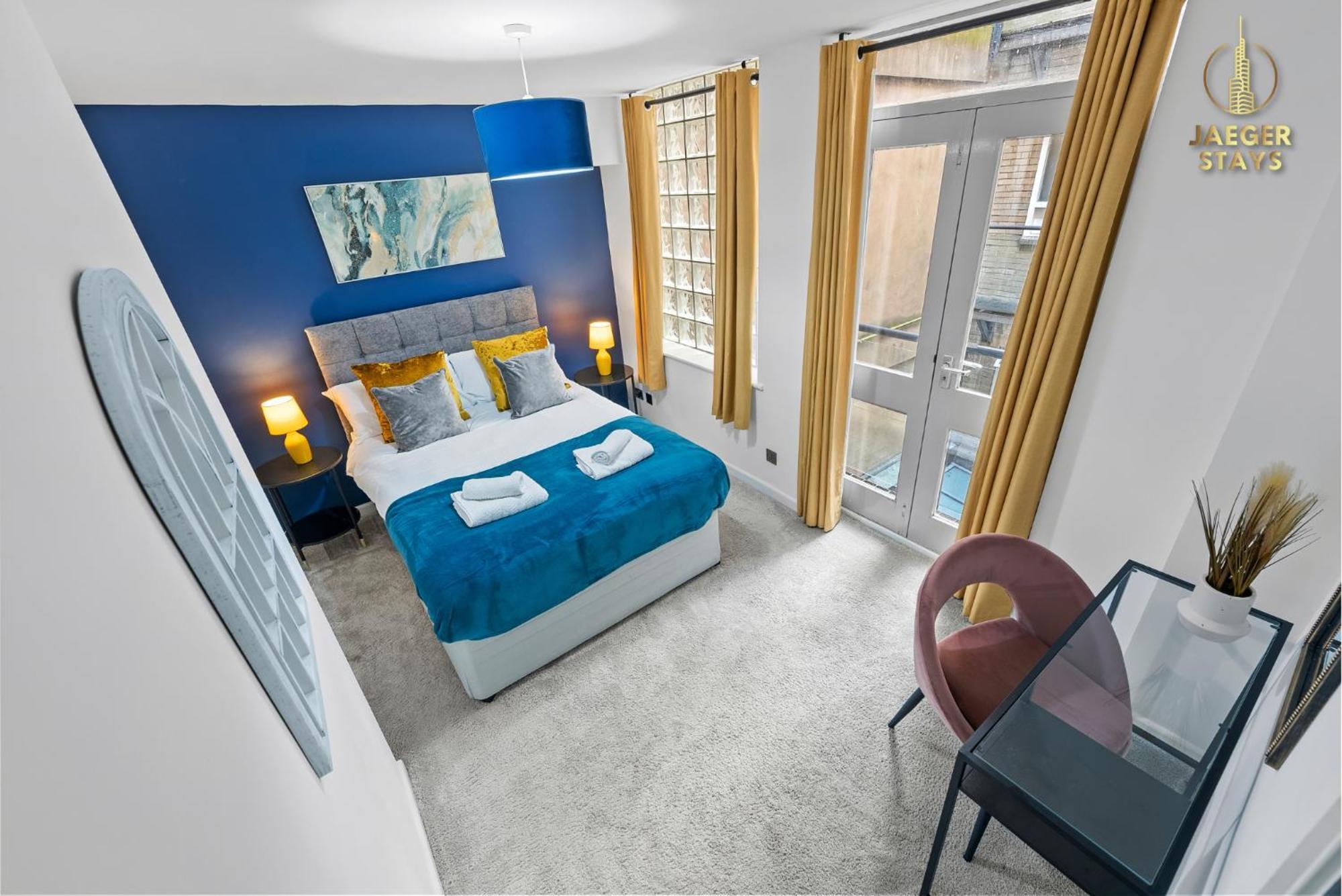2 Bedroom Greek Street - Sleeps 6 Apartment *