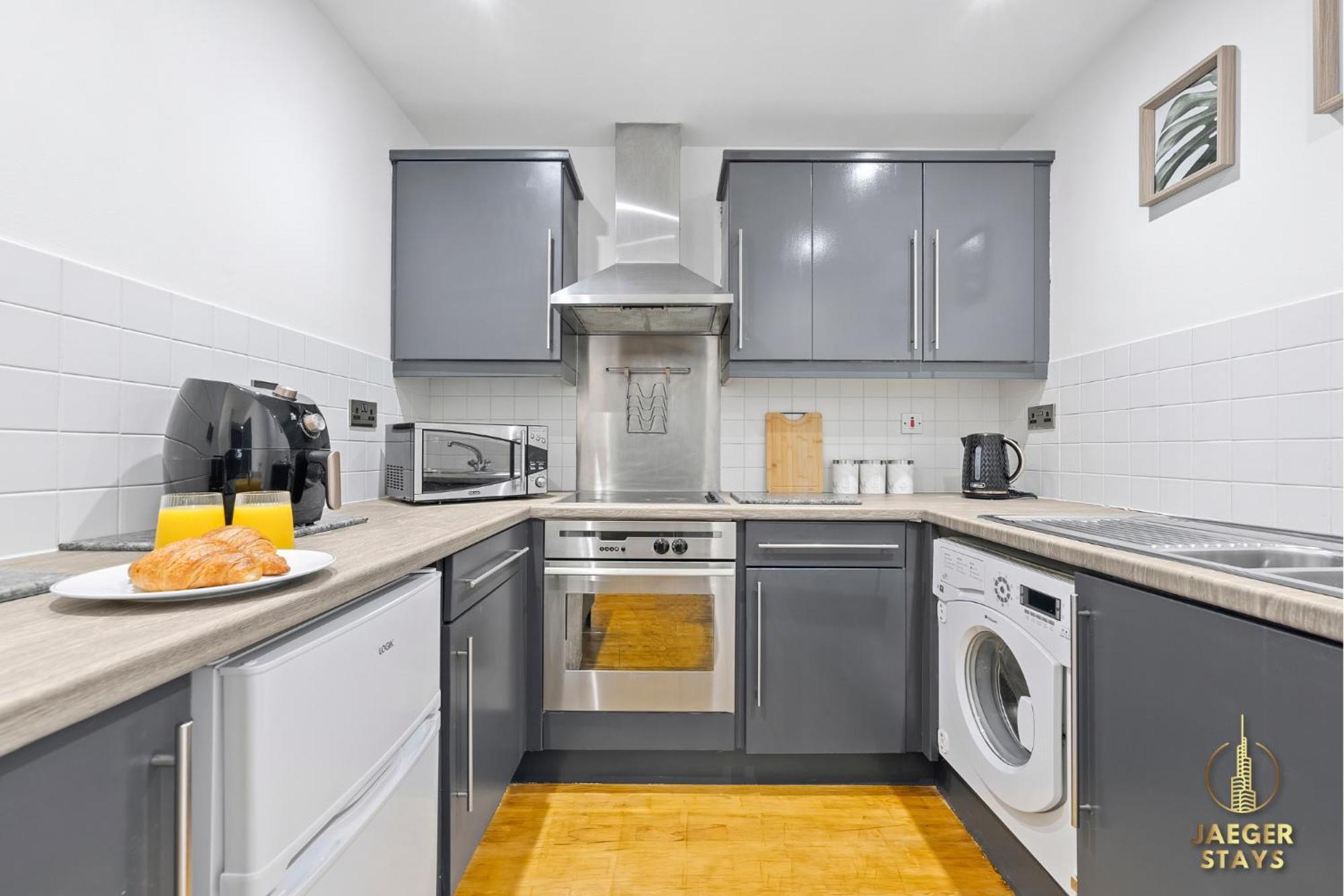 2 Bedroom Greek Street - Sleeps 6 Apartment