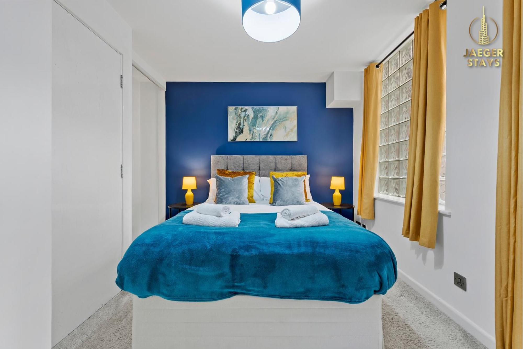 Apartment 2 Bedroom Greek Street - Sleeps 6