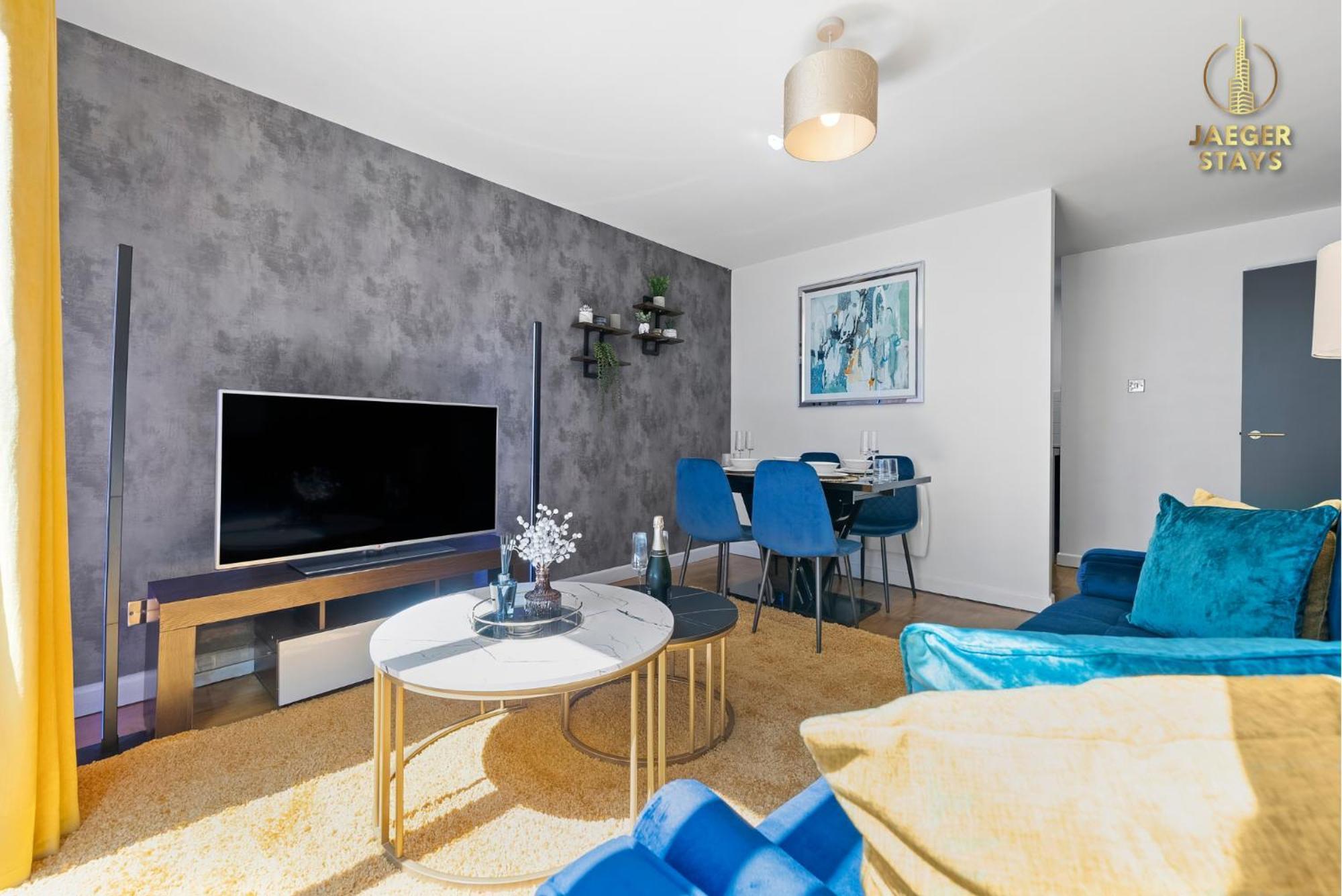 2 Bedroom Greek Street - Sleeps 6 *