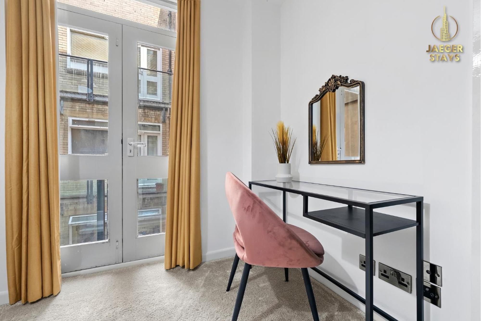 2 Bedroom Greek Street - Sleeps 6 Apartment